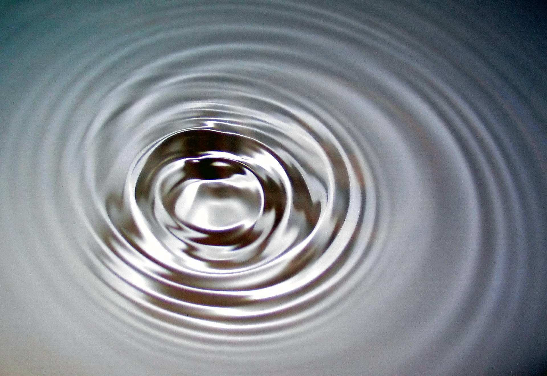 \includegraphics[width=4.3cm]{aimages/image12-02.jpg}