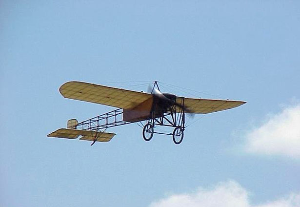 \includegraphics[width=4.9cm,height=3cm]{Image/bleriot.jpg}